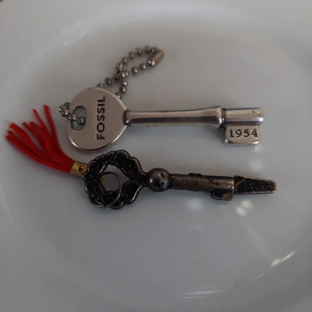 FOSSIL BAG CHARMS KEYCHAIN BAG CHARMS - SET OF 2! VINTAGE EUC!